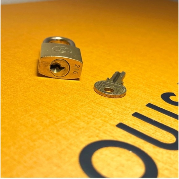 Rare Louis Vuitton lock & key - bright gold  LUCKY #216  comes with LV dust bag. - Picture 2 of 5